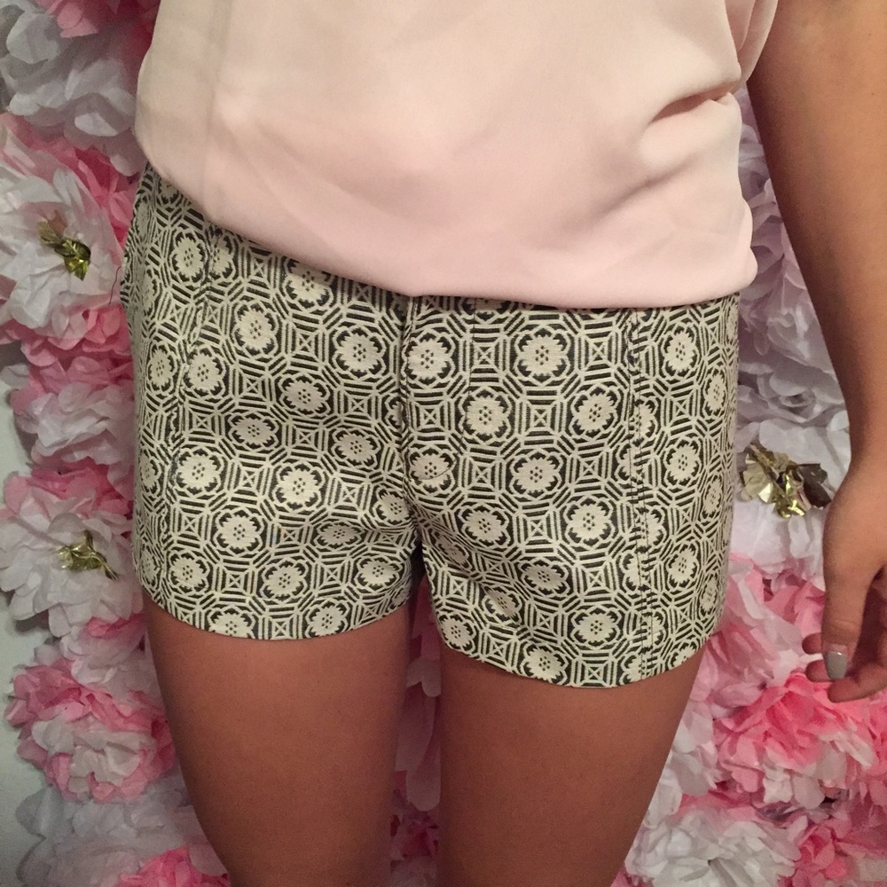 Foreign exchange gray shorts geometric pattern s M